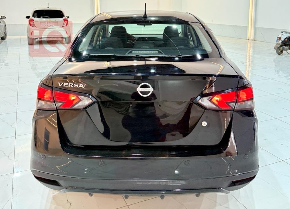 نيسان فيرسا